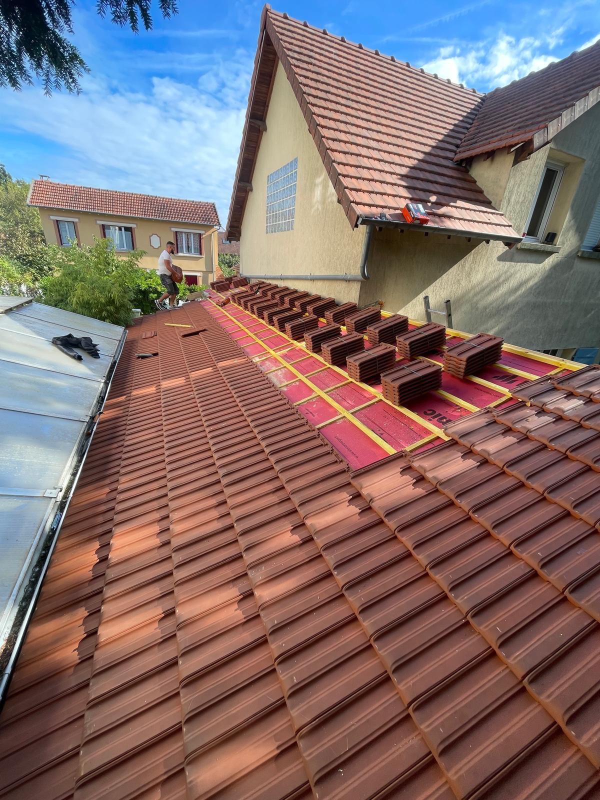 Pose de tuiles neuves lors d'une rénovation de toiture par Ets Debruyne