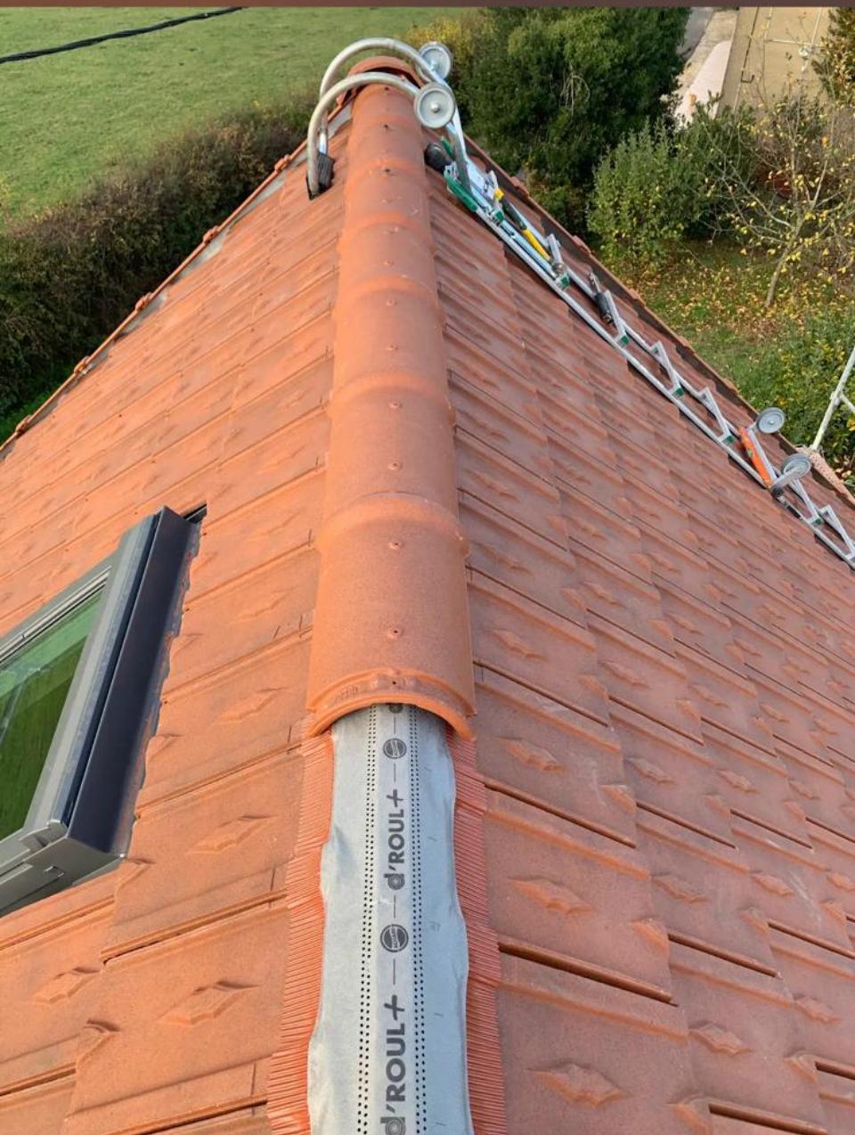 Travaux de zinguerie, faîtage et pose de gouttières