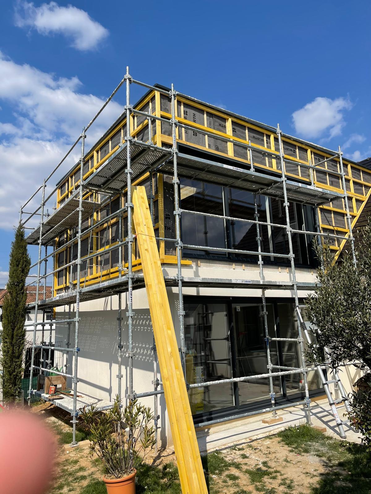 Chantier de couverture Ets Debruyne avec échafaudage en Wallonie