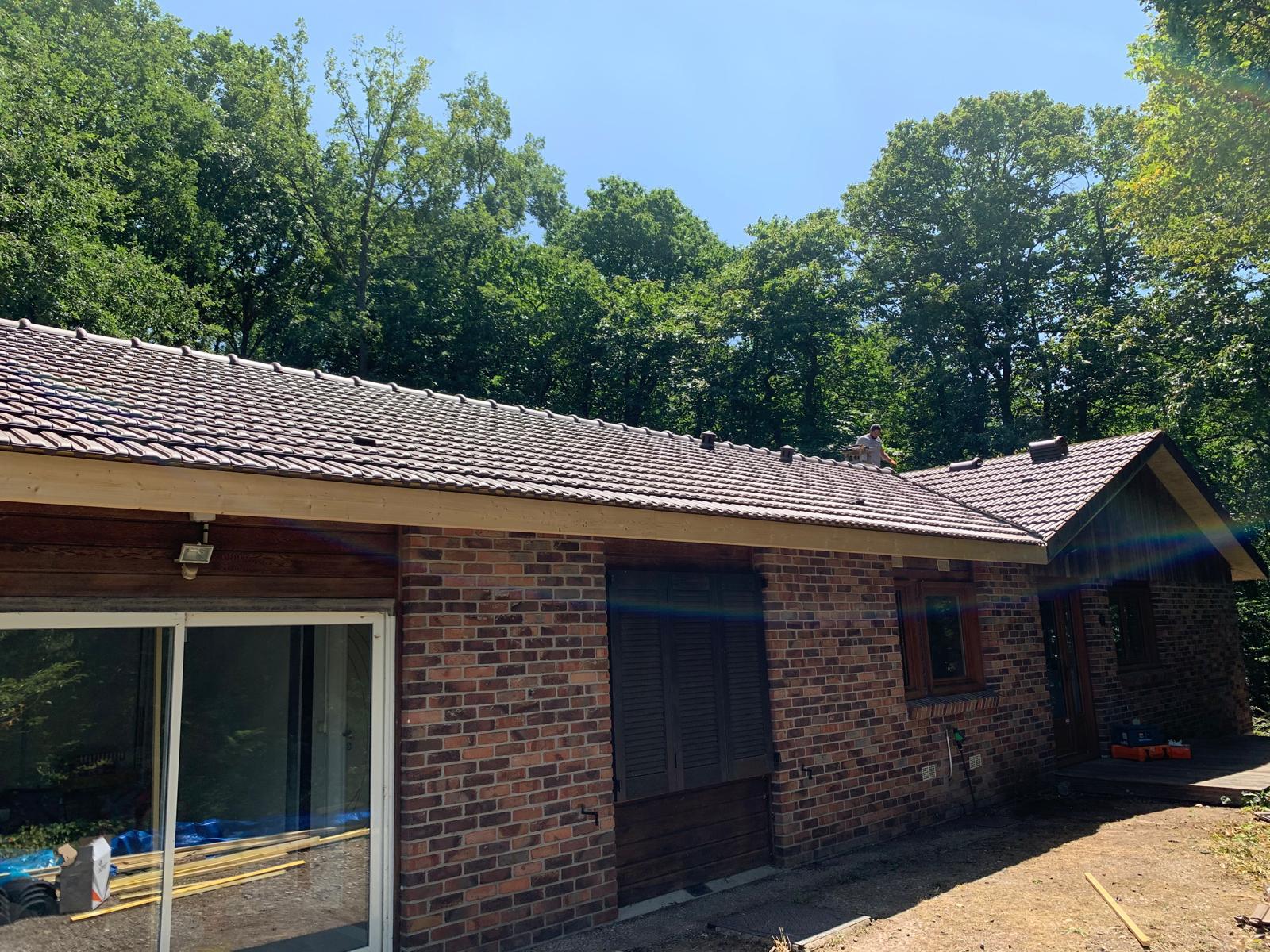 Toiture rénovée par Ets Debruyne sur une maison en briques
